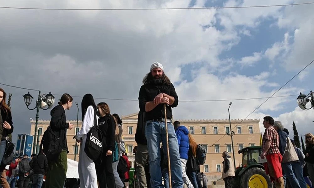 Κτηνοτρόφος με τη γκλίτσα του στο αγροτικό συλλαλητήριο μπροστά στη Βουλή